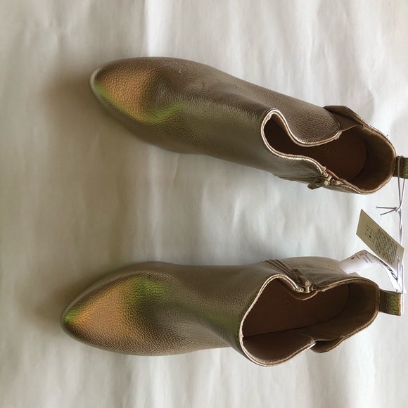 SHINY GOLD BOOTIES - Picture 3 of 3